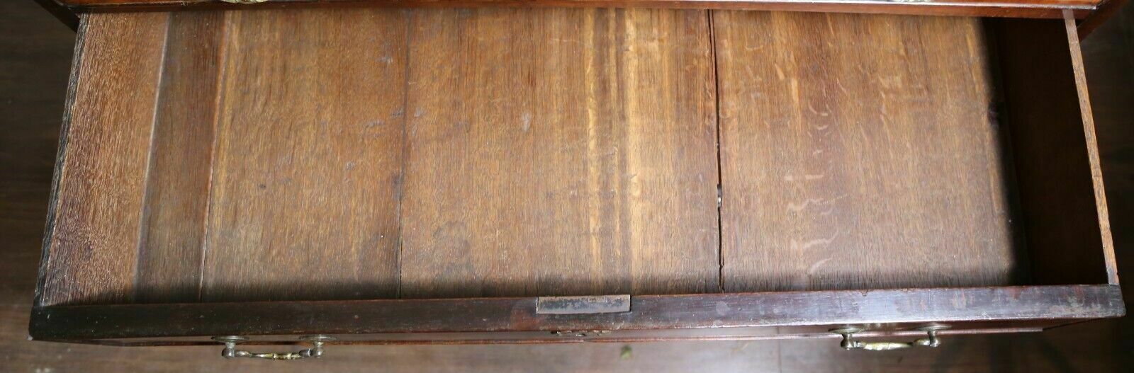 photo furniture 18th Century George III Mahogany Crossbanded Bachelors Chest Of Drawers