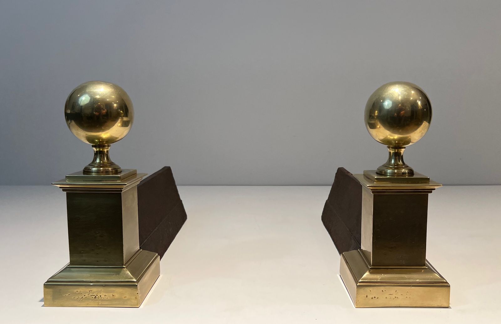 photo vinterior Important Pair Of Brass Andirons