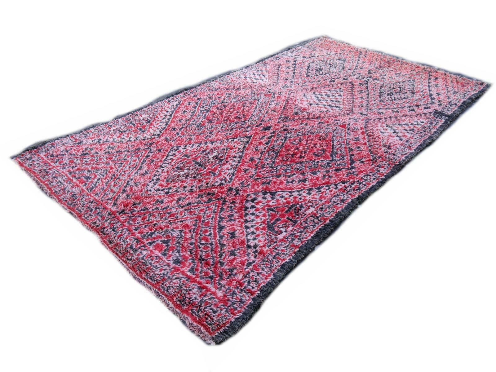 photo furniture Moroccan Vintage Rug North African Diamond Design Wool Red Pink Charcoal White