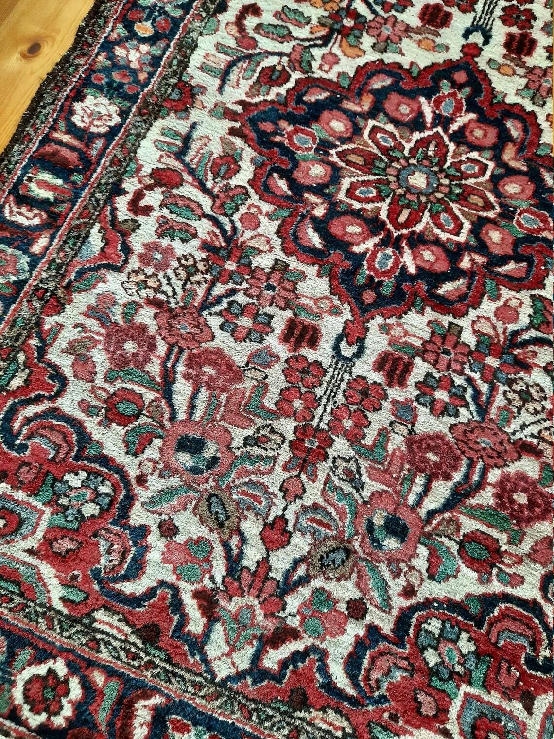 Small Floral Oriental Wool Bedroom Rug, Turkish Carpet With Roses An Flowers photo Textiles