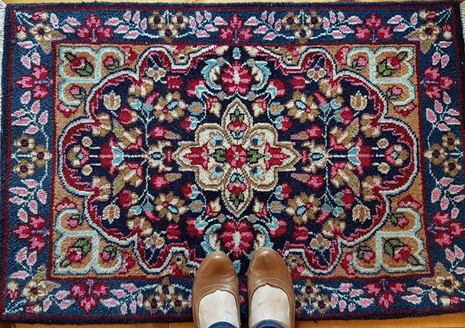 Small Handknotted Rug With Floral Rose Design, Floral Turkish Carpet Cas7