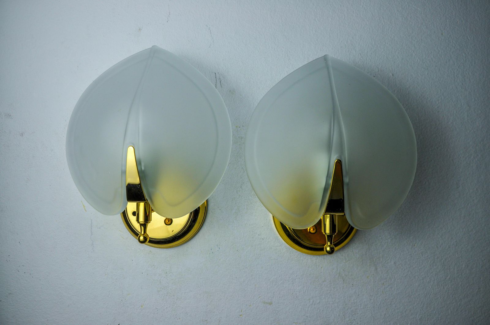 Pair Of "Leaf" Sconces In Opaque Glass, Murano, Italy 1980 photo furniture