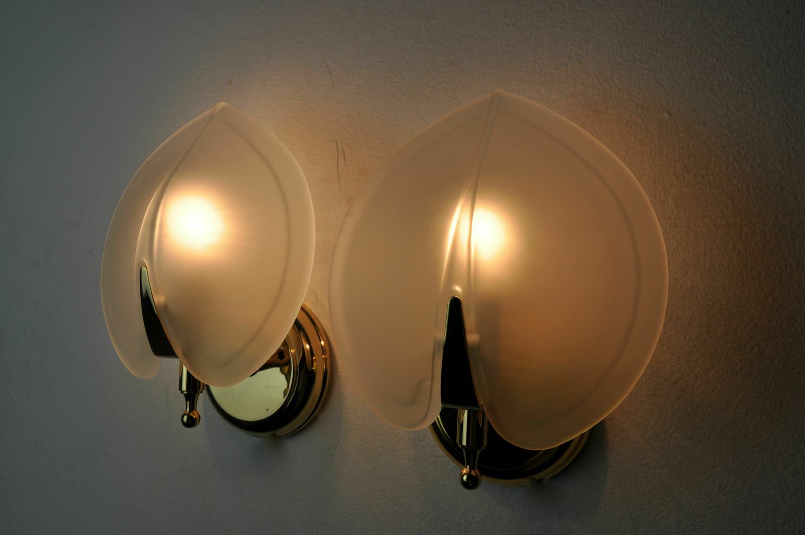 Pair Of "Leaf" Sconces In Opaque Glass, Murano, Italy 1980 photo vinterior