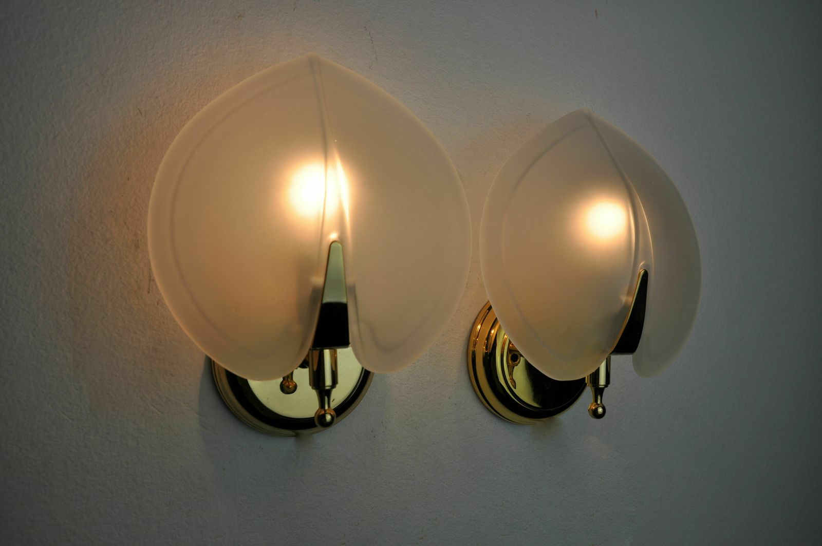 Pair Of "Leaf" Sconces In Opaque Glass, Murano, Italy 1980 photo buy