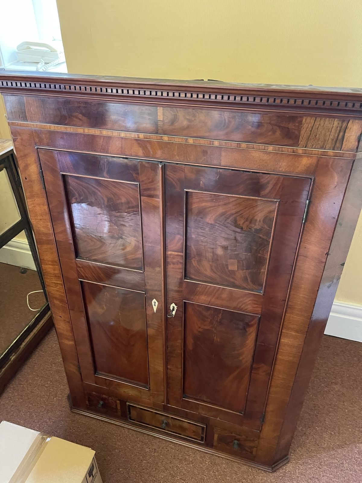 Georgian Neo Classical Hanging Corner Cabinet 19th Century photo vinterior