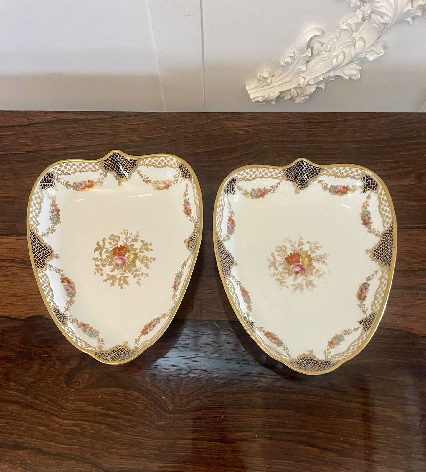 Superb Quality Pair Of Antique Hand Painted Wedgwood Shaped Dishes