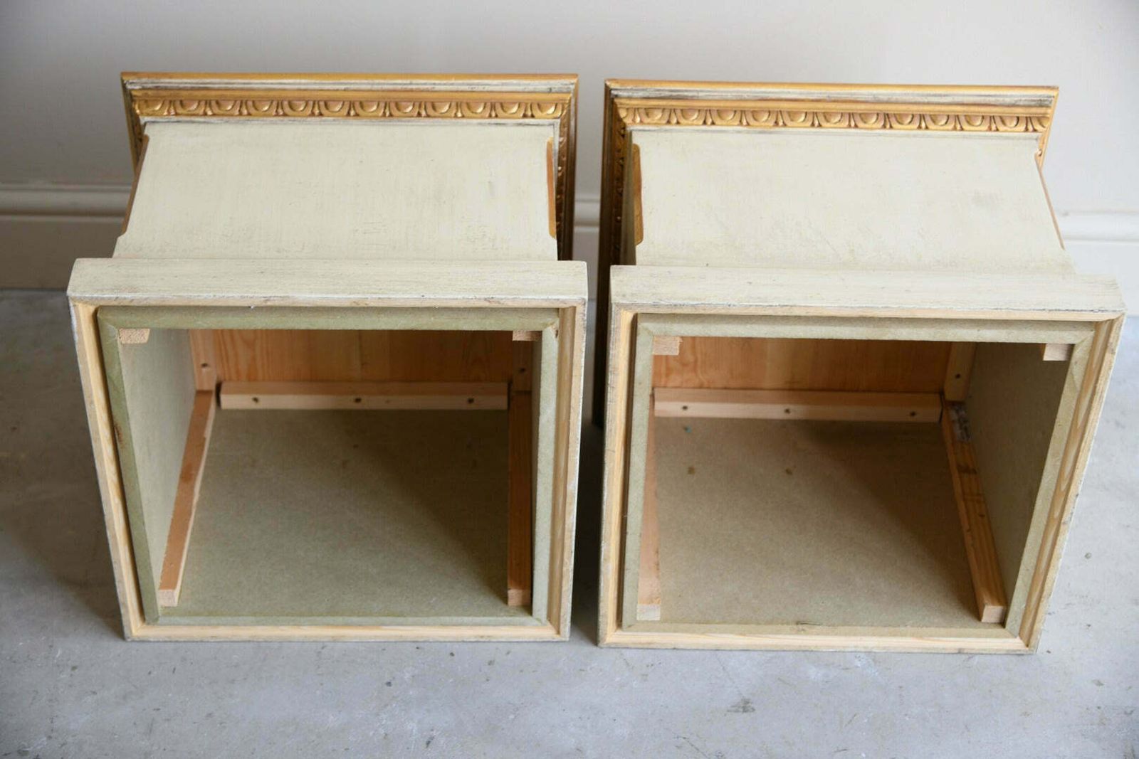 photo furniture Pair Contemporary Pedestals, Late 20th Century