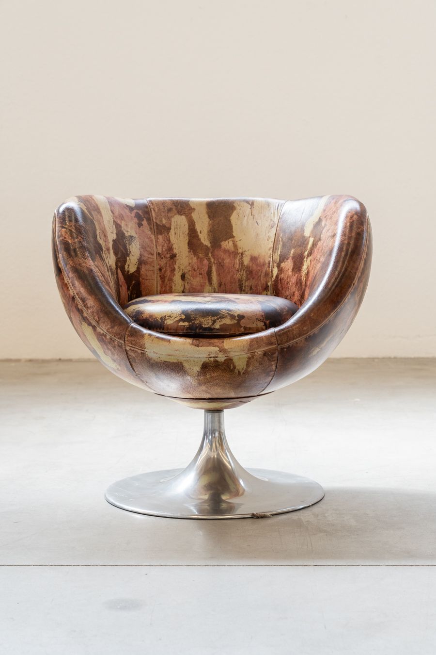photo furniture Swivel Leather Armchairs From The 2000s