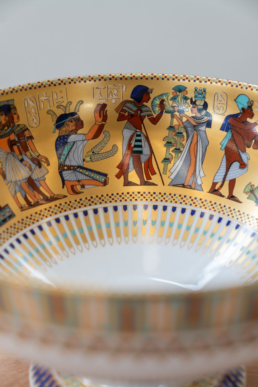 1120.0 Kaiser "Theben" Set Of 2 Porcelain Vases, Egyptian Motif. photo