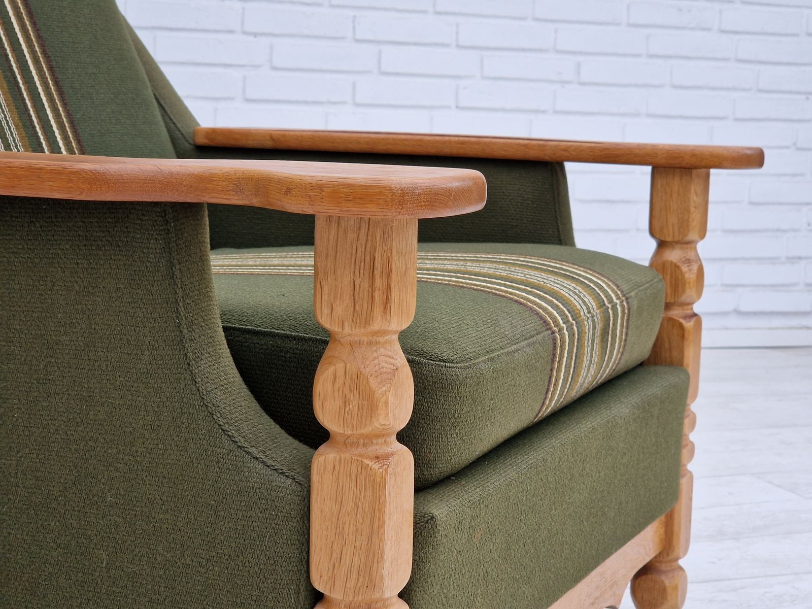 photo buy Jaren 1970, Deens Design, Loungestoel In Groen Meubelwol, Eikenhout.