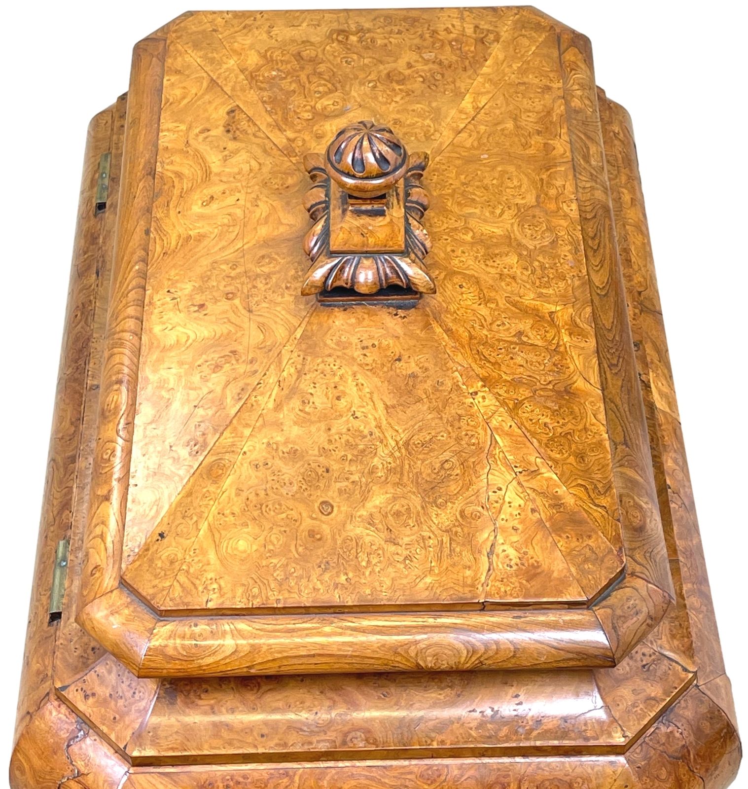 9800.0 Regency 19th Century Burr Elm Cellarette (England, Circa 1835) photo