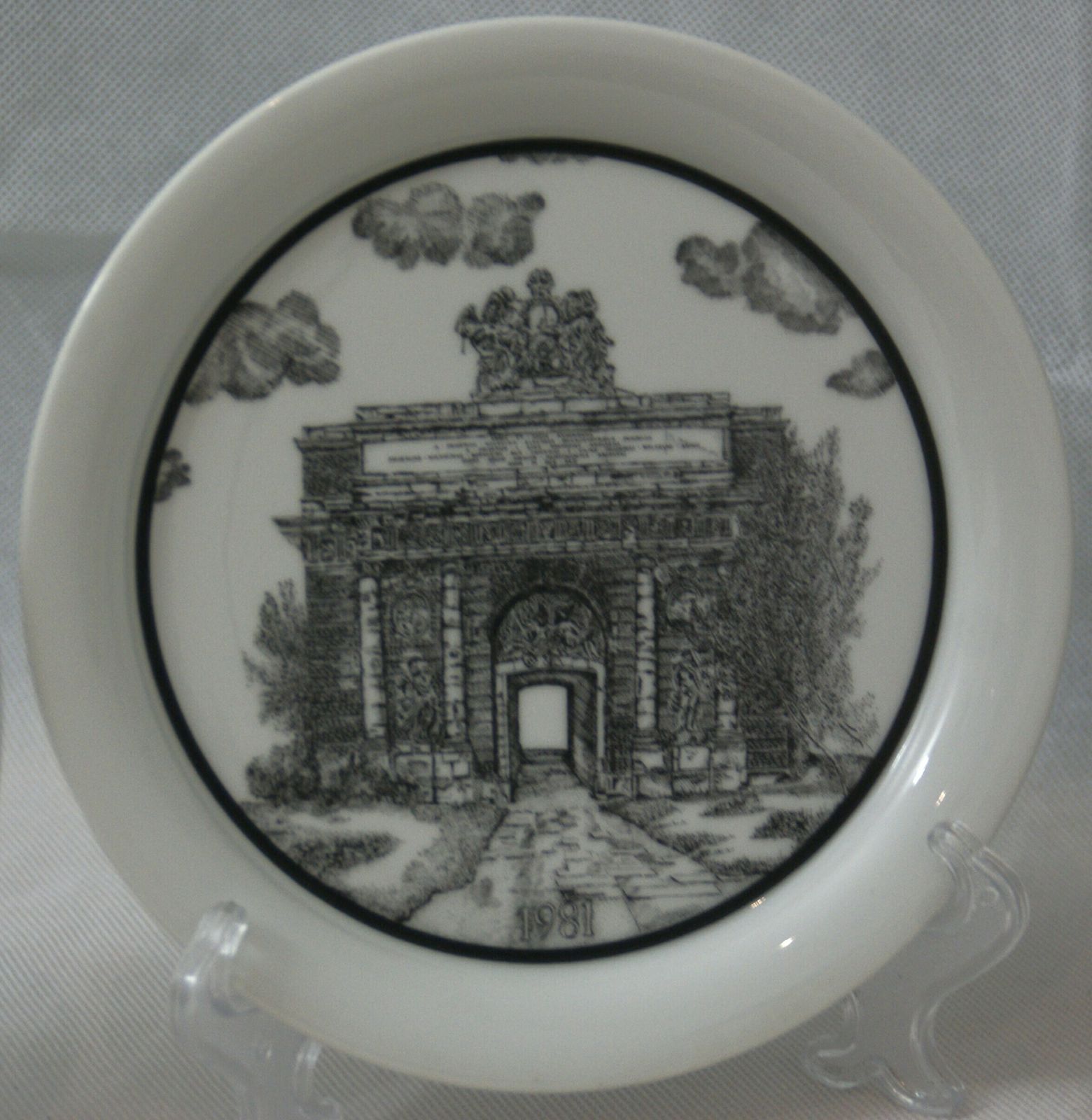 Vintage Wall Plates, 2 Of Which In The Original Box, Nostalgic Collection Plates. photo vinterior