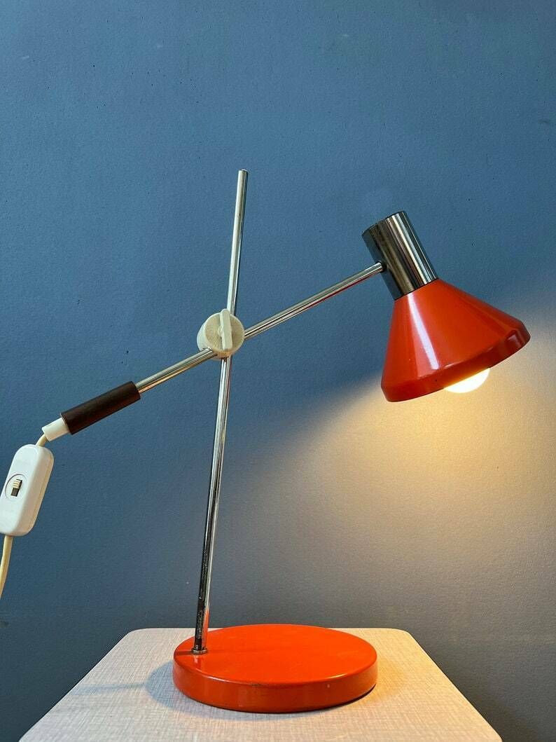 Rode Mid Century Bureaulamp | Scharnierende Tafelarm | Chroom Space Age Lamp photo for sale