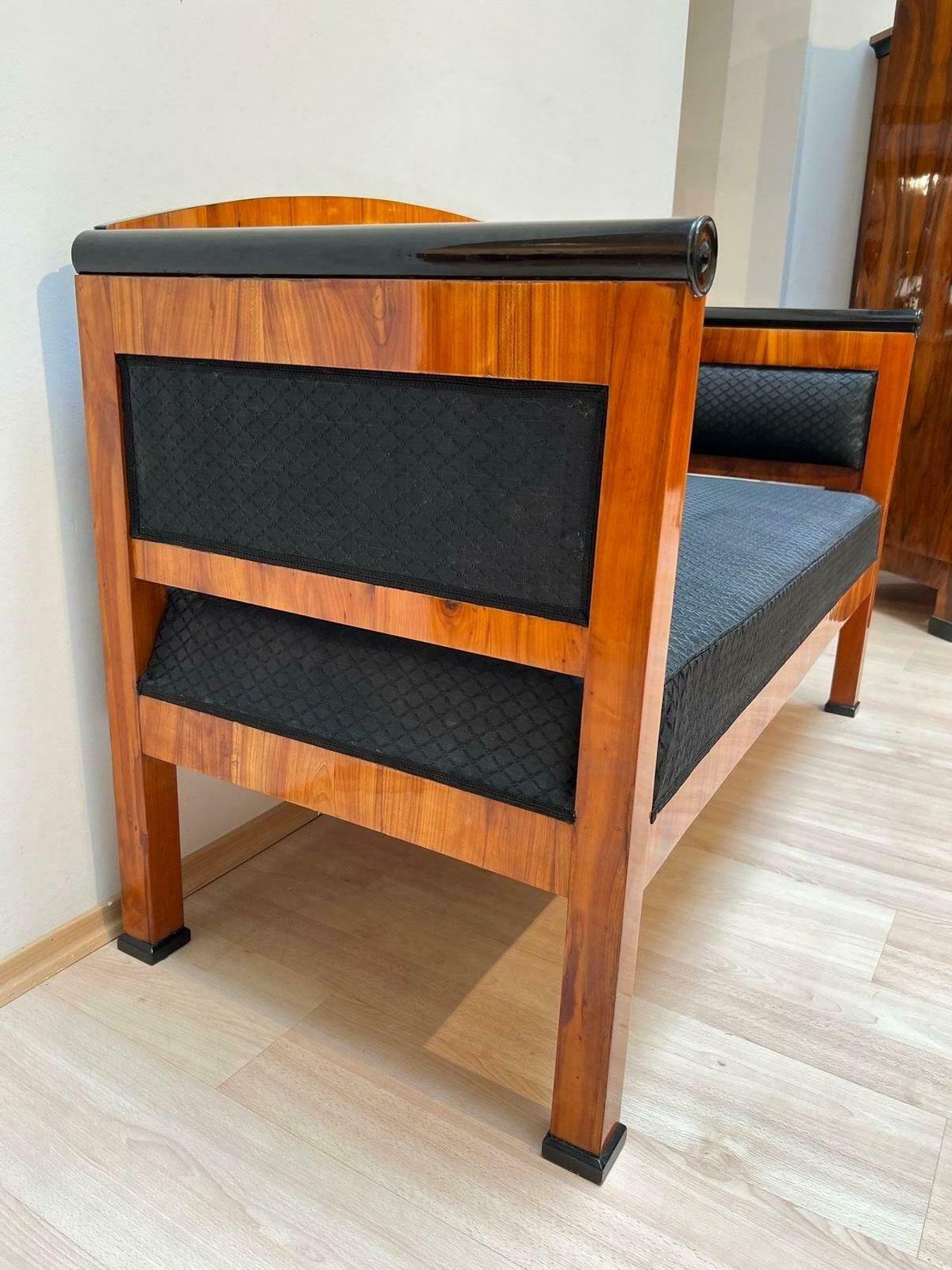photo vinterior Biedermeier Sofa, Cherry Veneer, Horsehair, South Germany Circa 1830