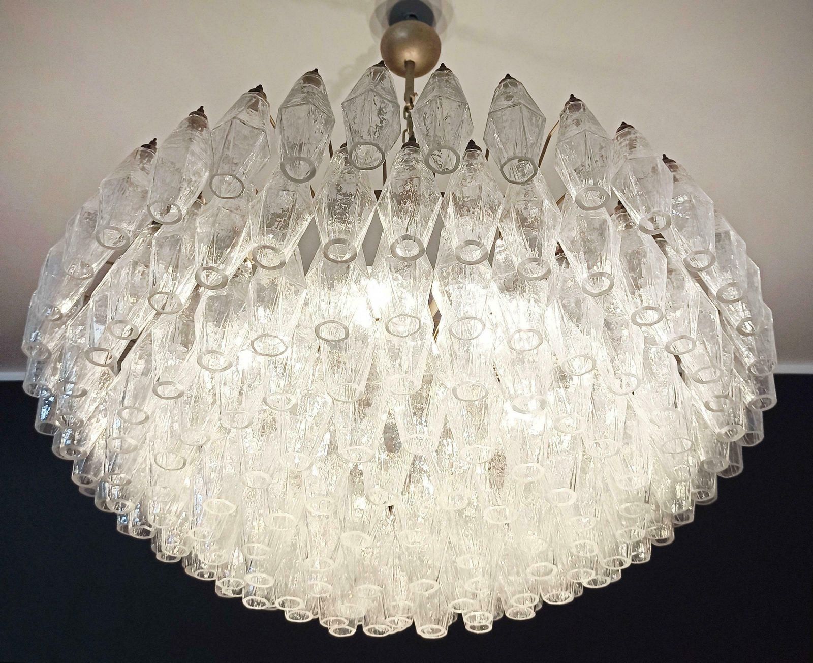photo furniture Beautiful Murano Glass Chandeliers   185 Iridescent Glasses