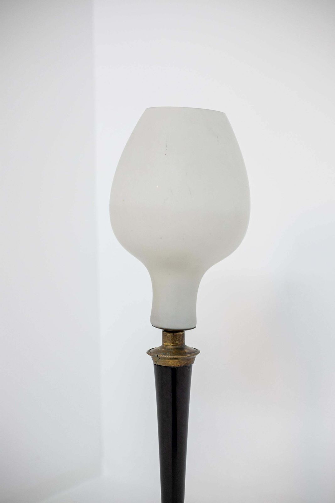 photo vintage Large Italian Table Lamp In Opal Glass And Wood And Brass