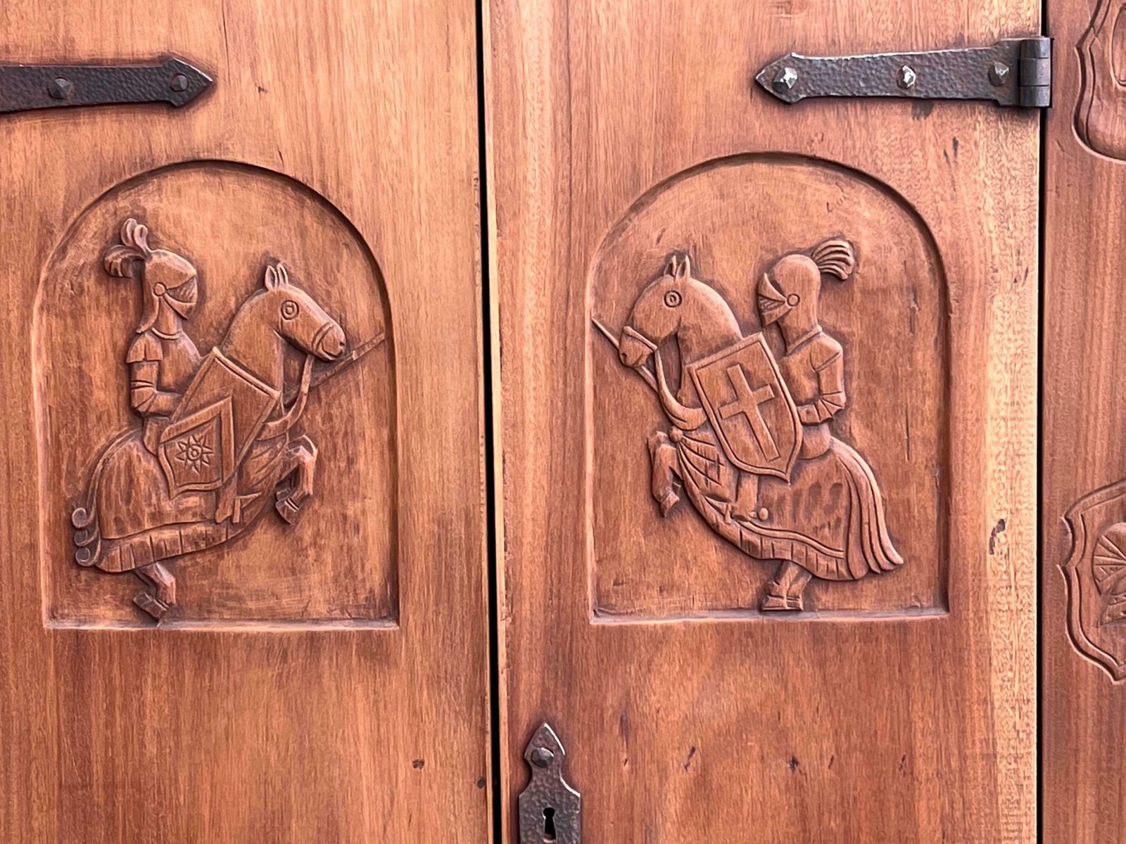 photo furniture Armoire d'entrée de style gothique espagnol en noyer, cinq cintres et sculptures