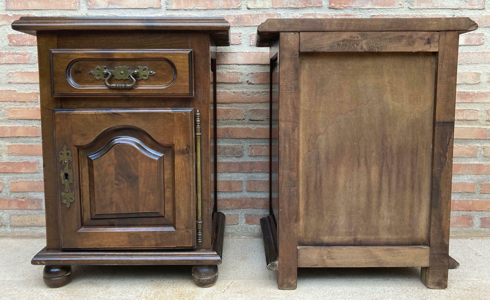 Tables de chevet espagnoles du XXe siècle avec tiroir et détails en bronze, 1920, lot de 2 photo vintage