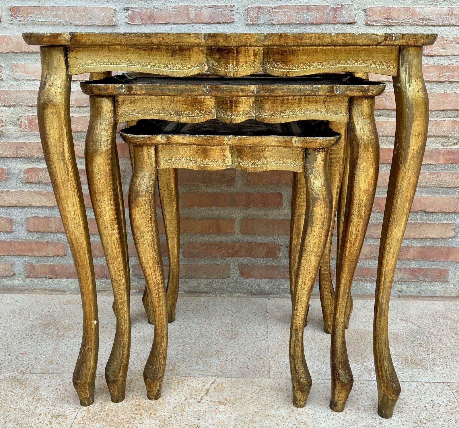Mobilier Tables gigognes néoclassiques florentines en bois doré, Italie, années 1960, lot de 3 photo