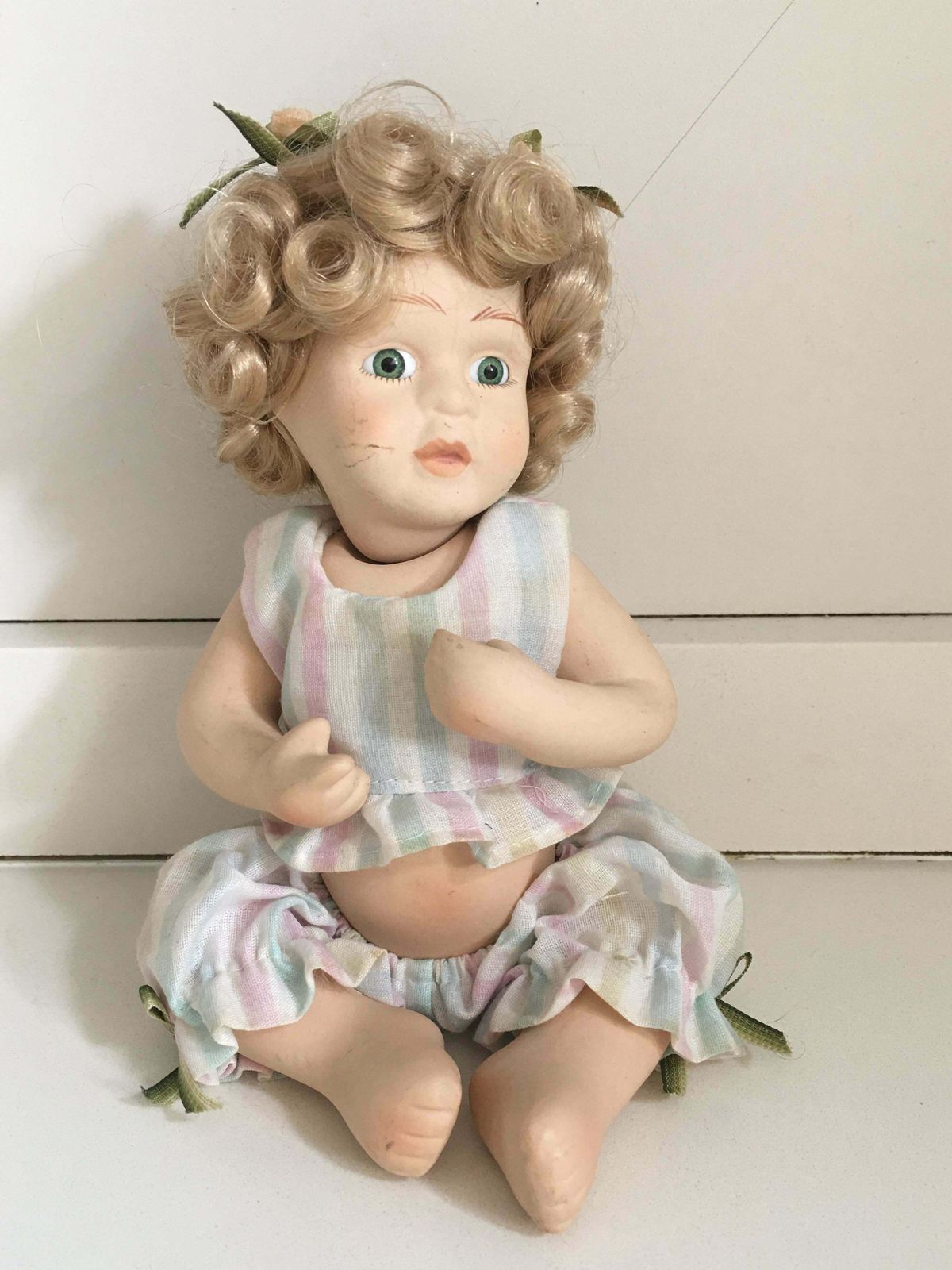 Poupée en porcelaine biscuit d'époque mid-century photo furniture