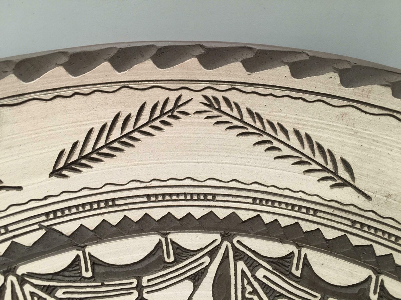 Plat en grès mat à motifs ornementaux en relief, XXe siècle photo vinterior