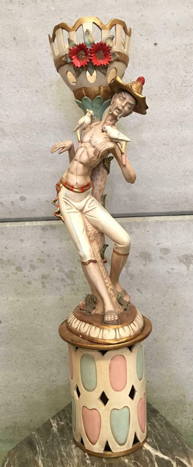 Sculpture du XXe siècle représentant un homme asiatique aux oiseaux et motifs d'Arlequin, Espagne photo furniture