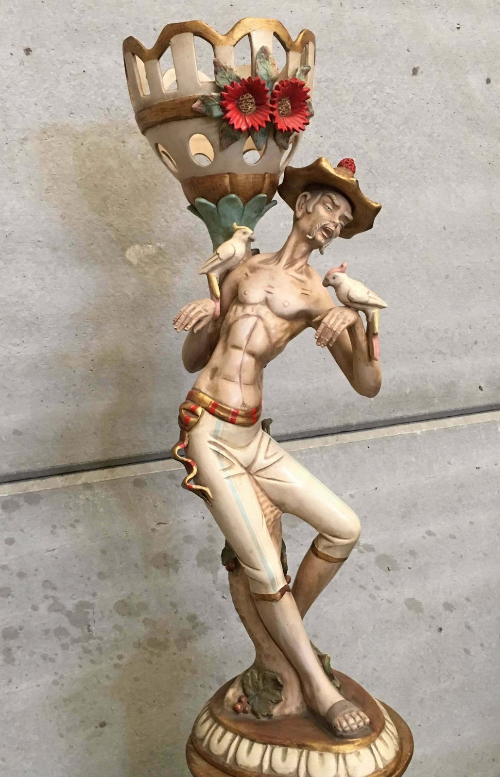 Sculpture du XXe siècle représentant un homme asiatique aux oiseaux et motifs d'Arlequin, Espagne photo for sale