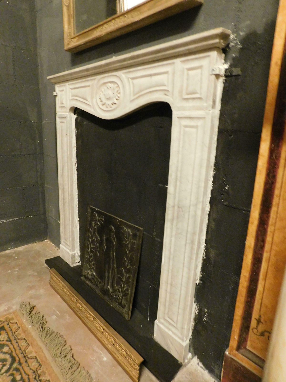 photo vinterior Fireplace Mantle Thin Frame, Carved In White Carrara Marble, Italy