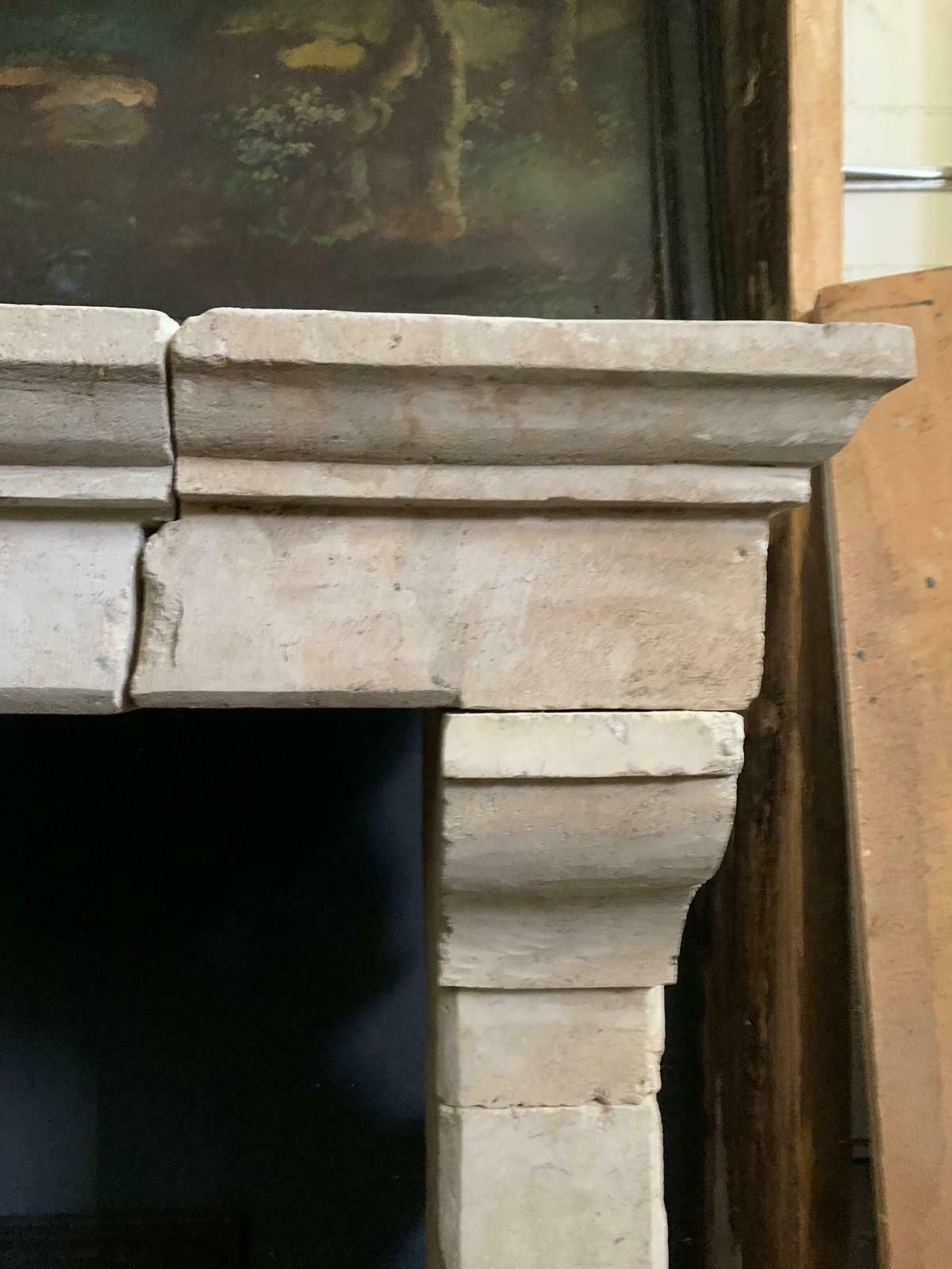 photo vintage Ancient Fireplace Mantle In Trani Stone, From Italy In The 19th Century
