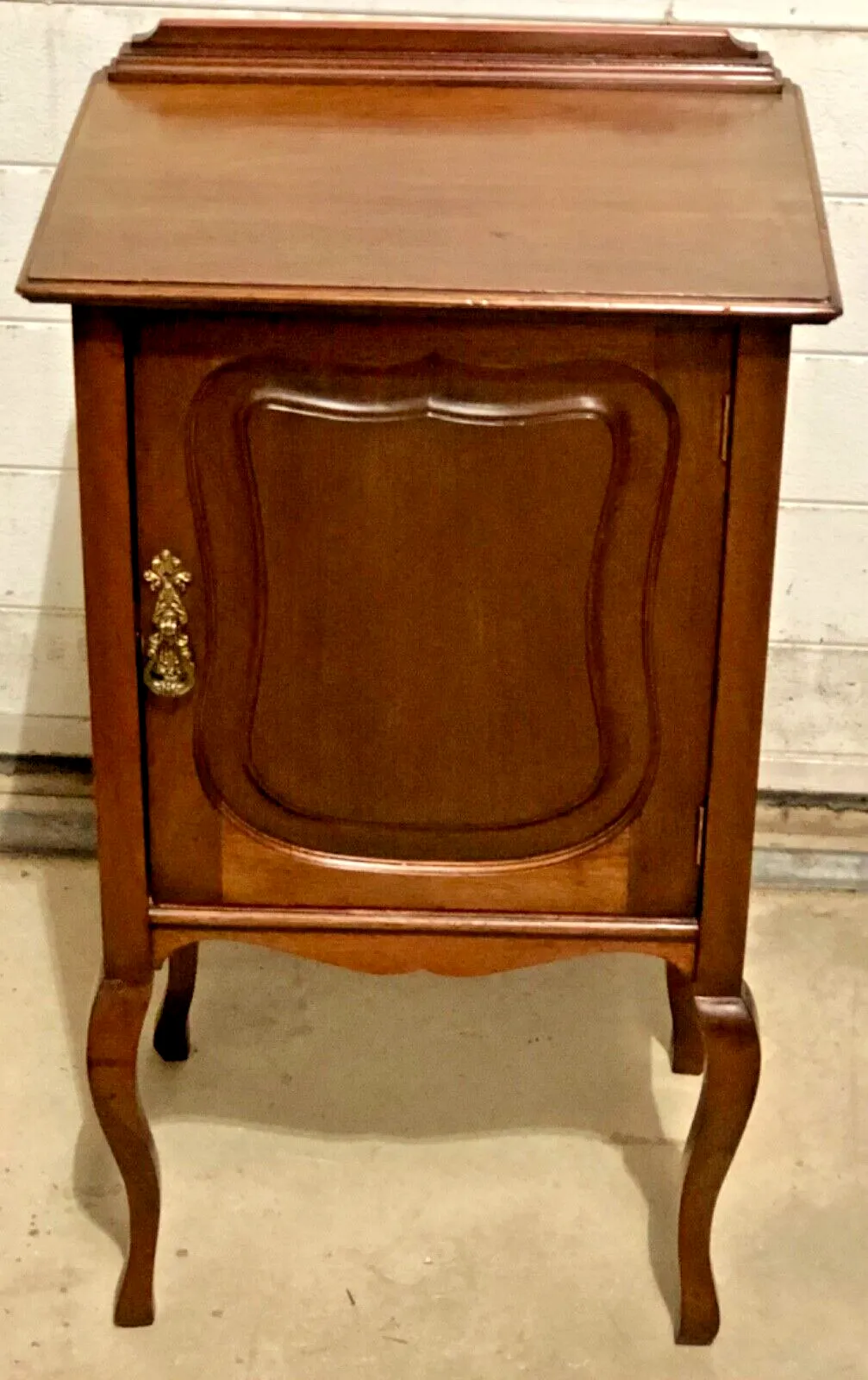 139.0 Handsome Antique Mahogany Bedside Cabinet photo