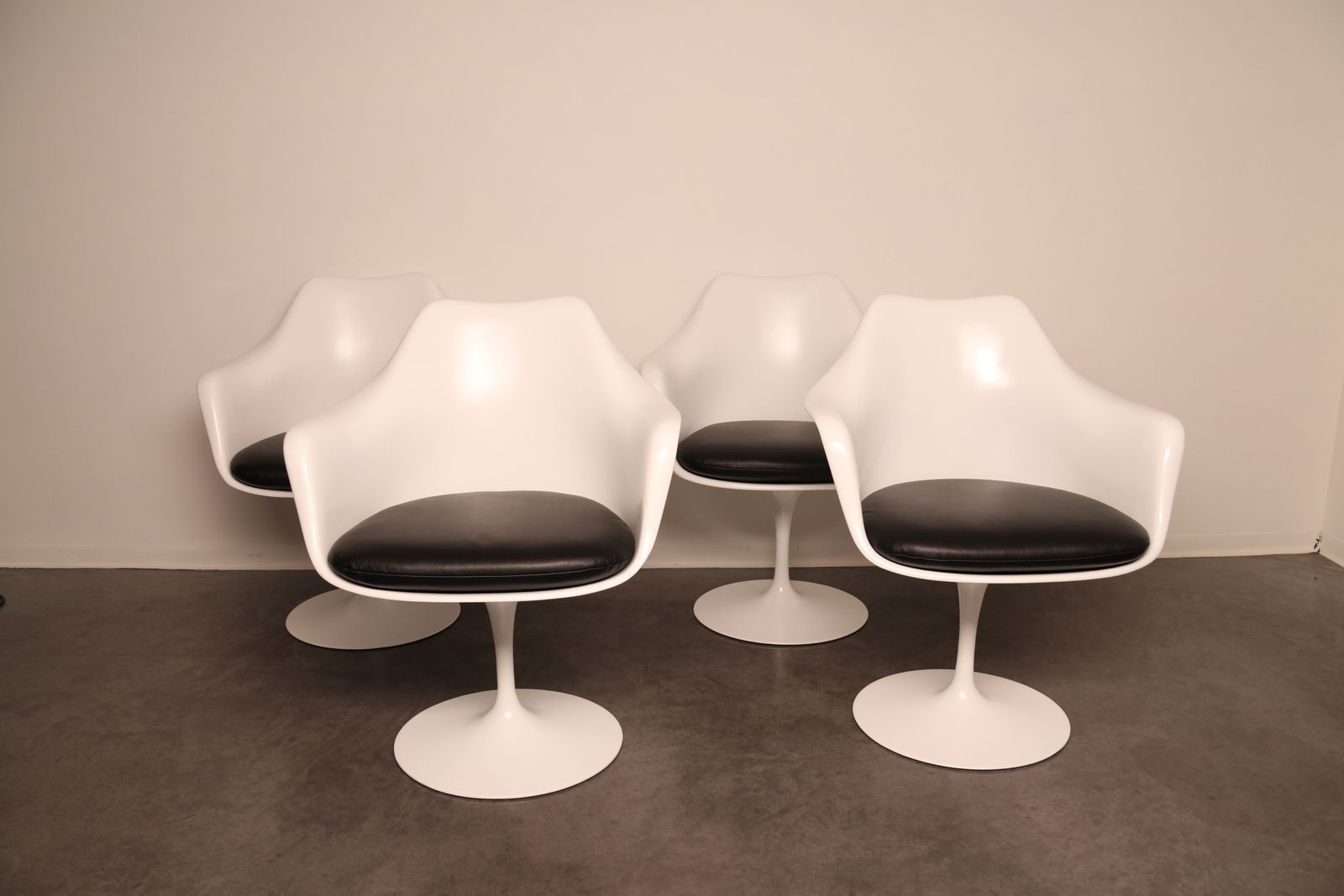 photo furniture 4 Tulip Dining Chairs With Armrests By Eero Saarinen For Knoll   Us   1960's