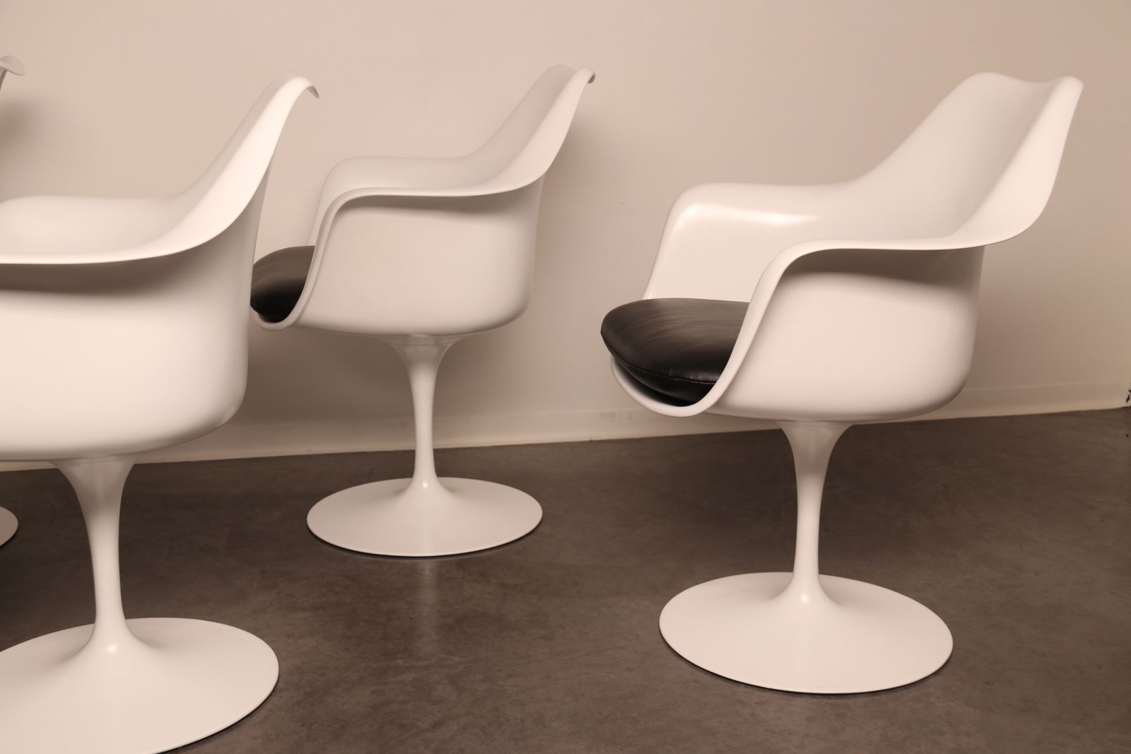 Furniture 4 Tulip Dining Chairs With Armrests By Eero Saarinen For Knoll   Us   1960's photo