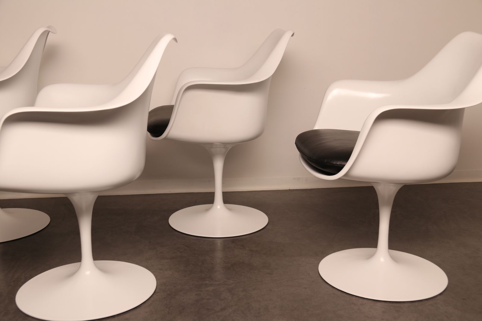 1675.0 4 Tulip Dining Chairs With Armrests By Eero Saarinen For Knoll   Us   1960's photo