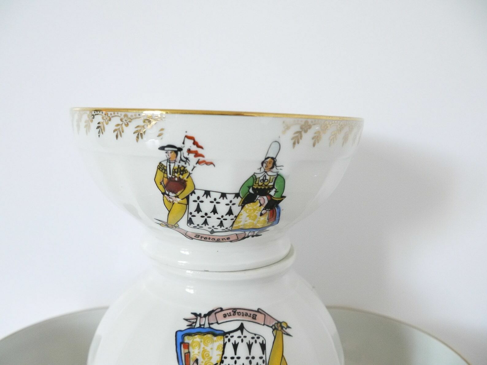 French Cafe Au Lait Bowls Set Of 4 Vintage Bretagne Illustration photo for sale