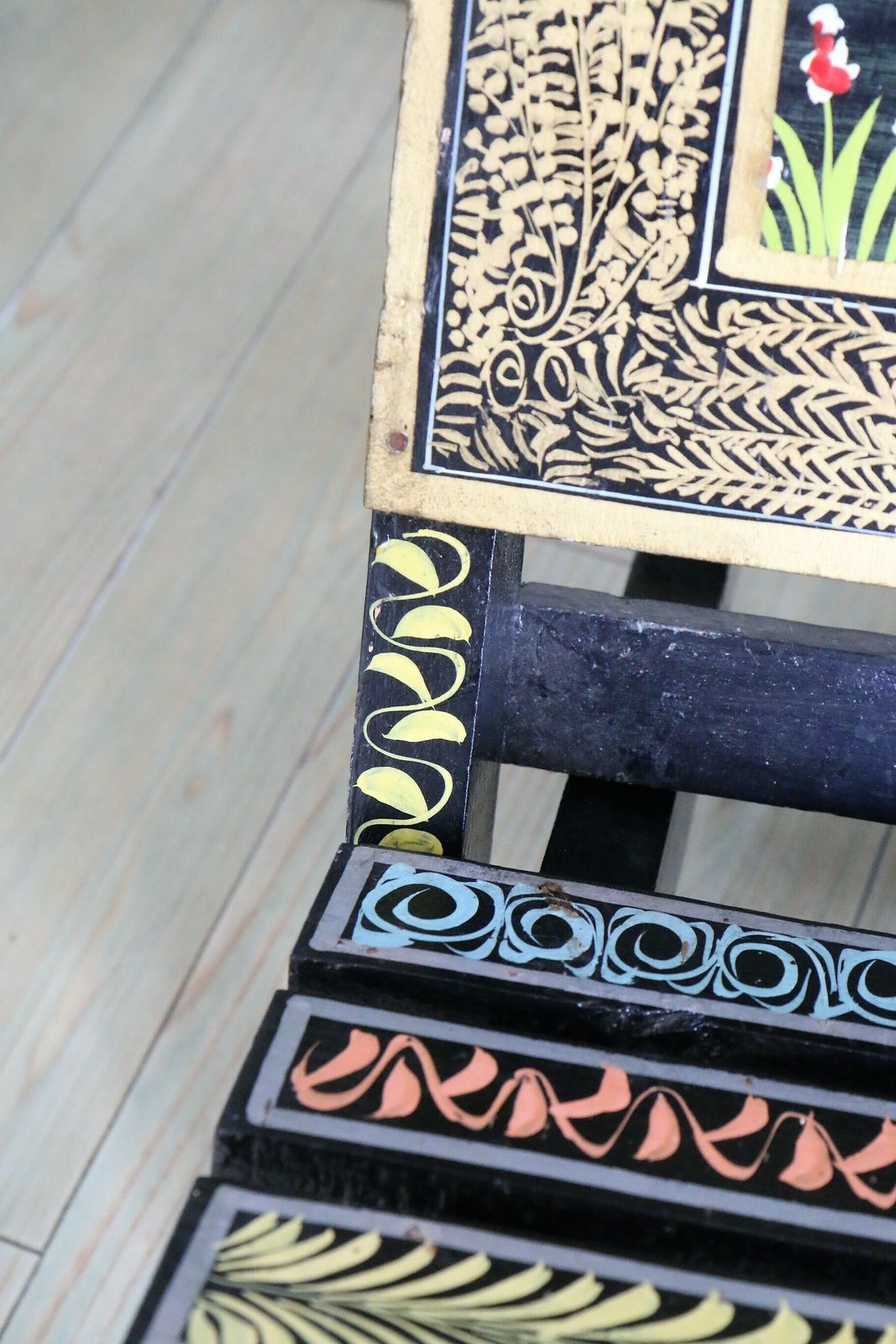 photo vinterior Vintage Indian Decorative Low Chair Hand Painted Rajasthani Art Late 20th Century