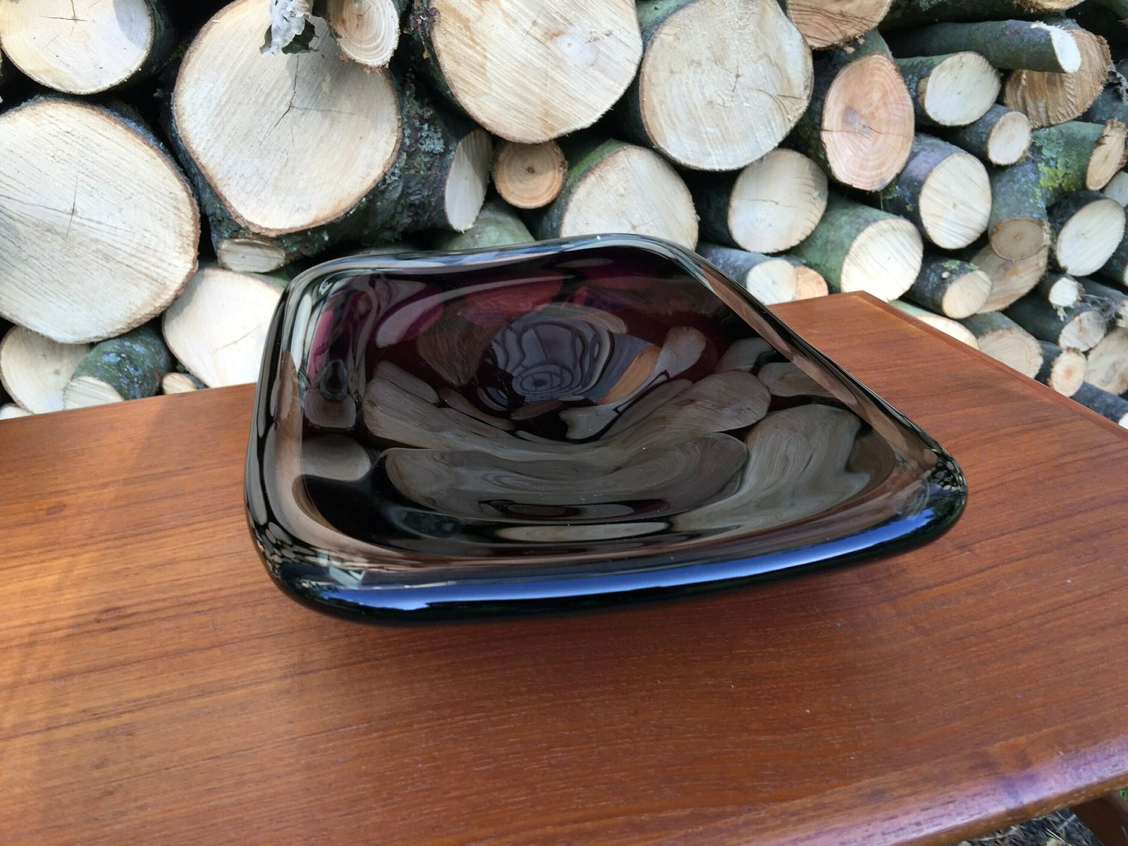 Art Glass Bowl / Dish By Swedish Artist Vicke Lindstrand For Kosta In The 1950s. Purple And Clear Glass, Mid Century Modern From Sweden photo for sale