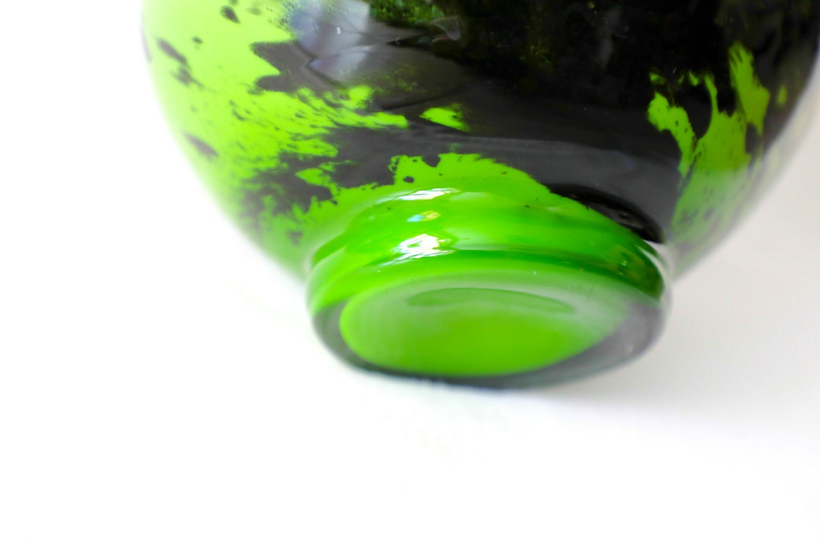 photo furniture Green And White Swirl Glass Vase By Carlo Moretti For Opaline Empoli