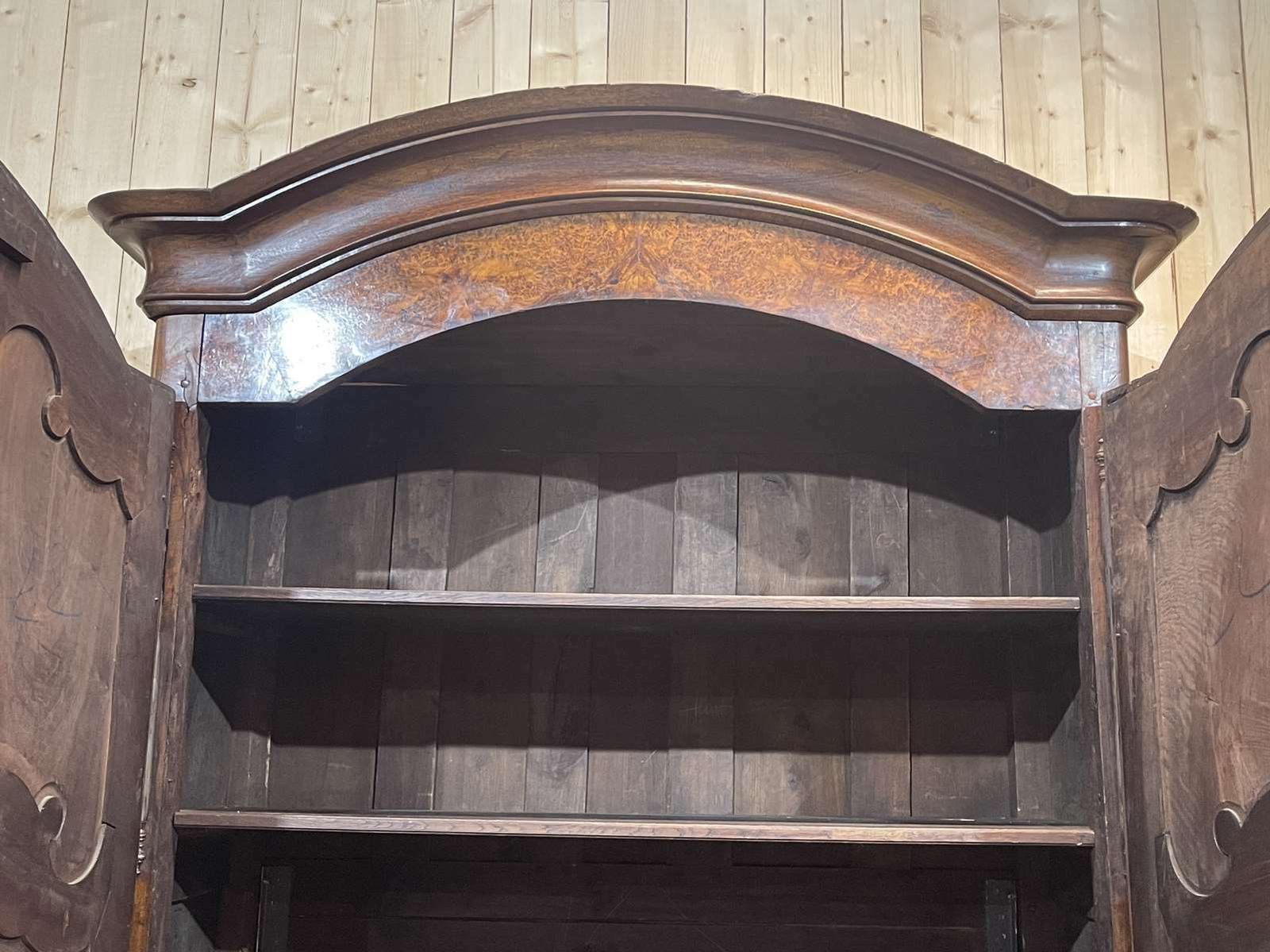 photo furniture Louis XV Period Bressane Cupboard In Walnut And Burr Walnut (18th Century)