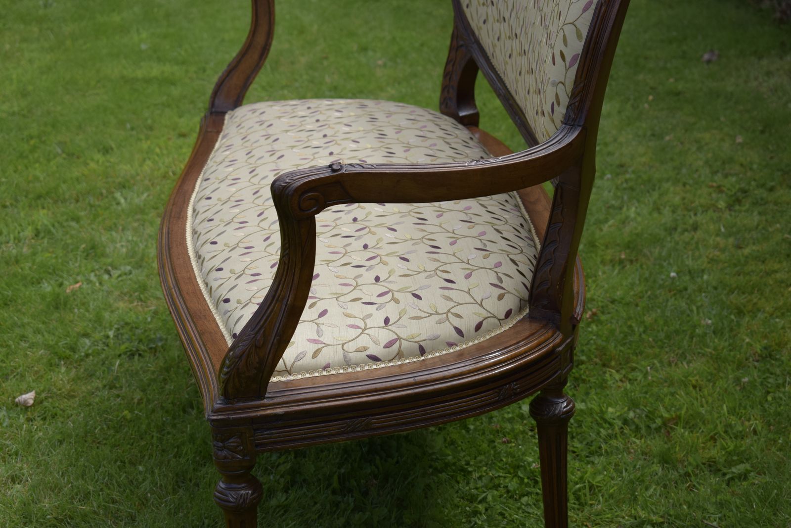 photo vinterior Antique French Walnut Couch, 1800s