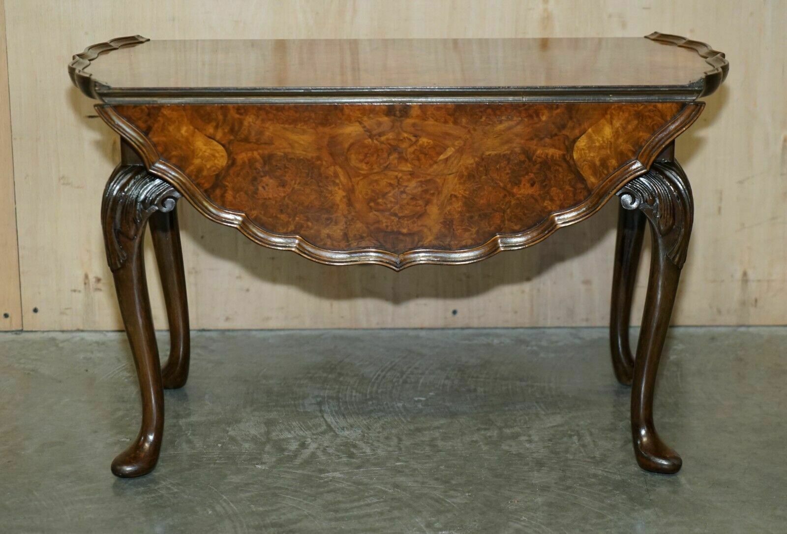 Stunning Hand Carved Burr Walnut Extending Coffee Cocktail Table Cabriole Legs photo for sale