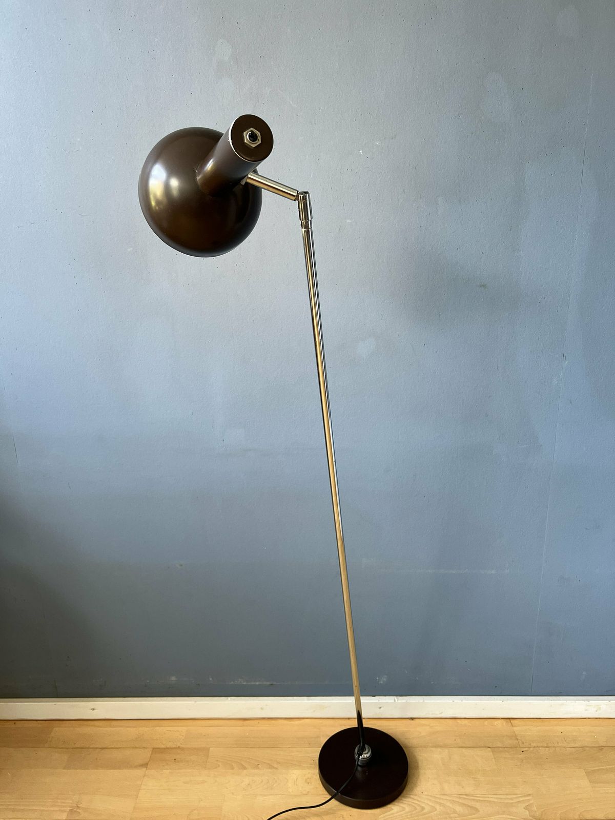 Mid Century Hala Bruine Roterende Vloerlamp Met Bol photo Verlichting