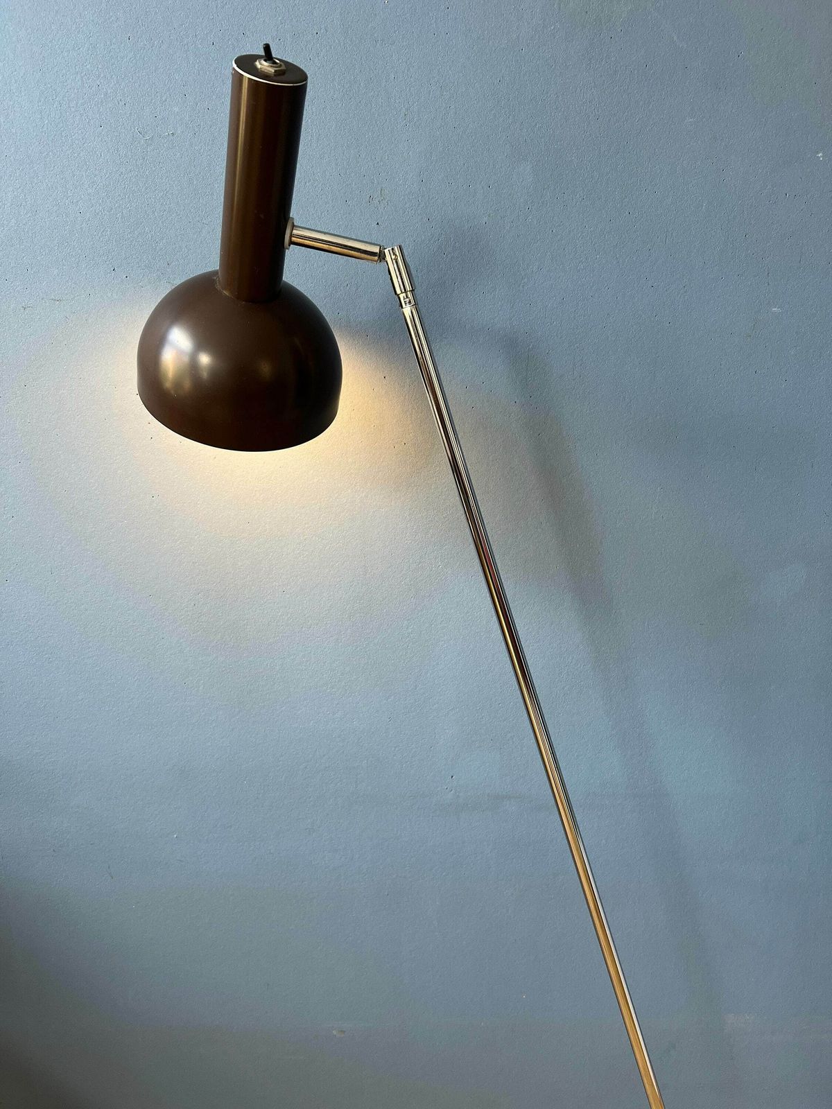 Mid Century Hala Bruine Roterende Vloerlamp Met Bol photo vinterior