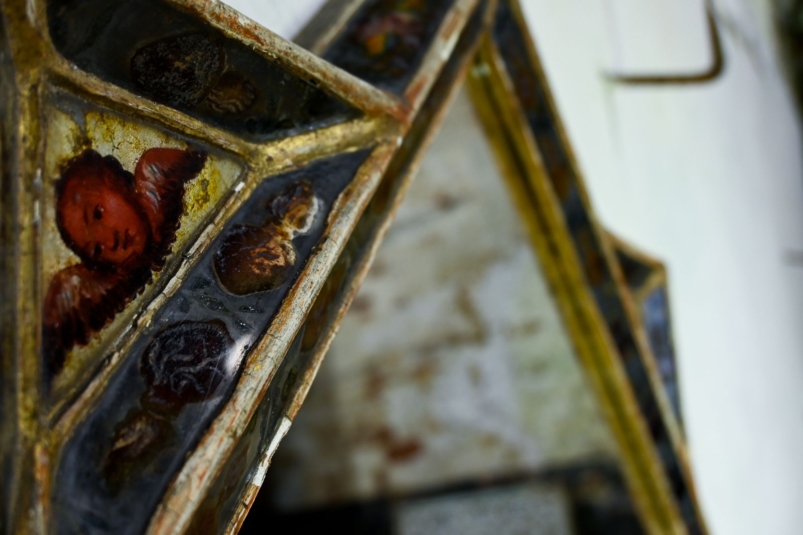 An Early 18th Century Giltwood And Verre églomisé Venetian Mirror photo vinterior