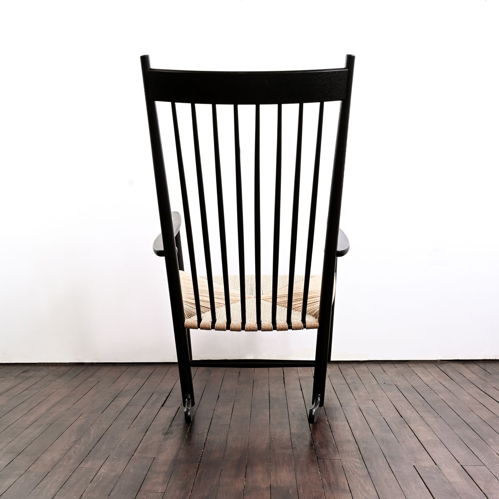 J16 Rocking Chair In Black Lacquered Oak And Natural Paper Yarn photo for sale
