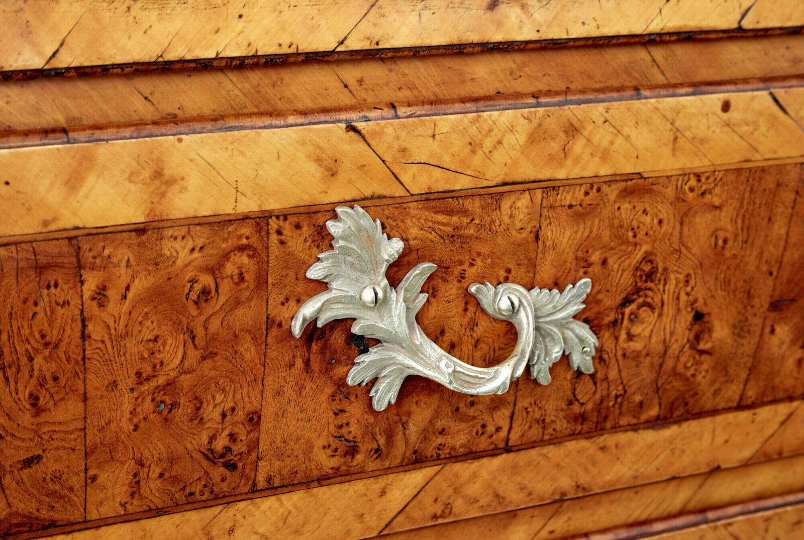 photo vintage Rococo 18th Century Yew And Elm Bureau Desk