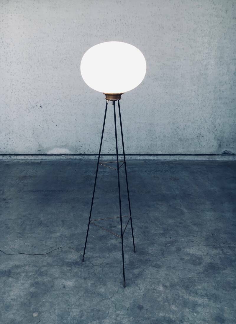 Italiaans Design Opaline Driepoot Vloerlamp, Jaren 1950 photo furniture