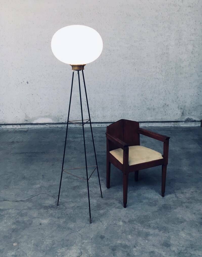 Italiaans Design Opaline Driepoot Vloerlamp, Jaren 1950 photo vintage