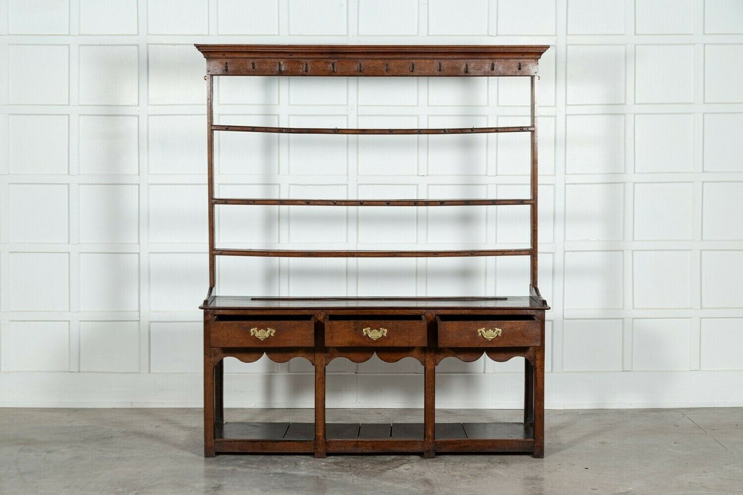 photo vinterior Large English George III Oak Dresser