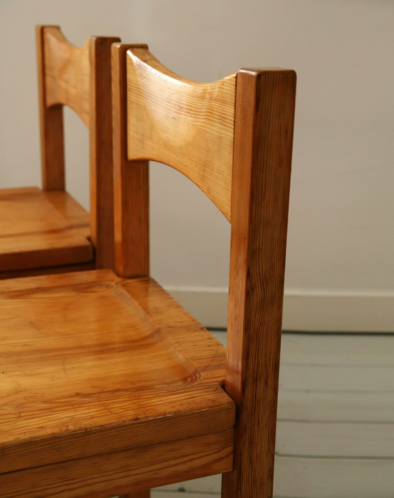 photo vintage Pair Of Vintage Brutalist Pine Hongisto Chairs By Ilmari Tapiovaara 1960s