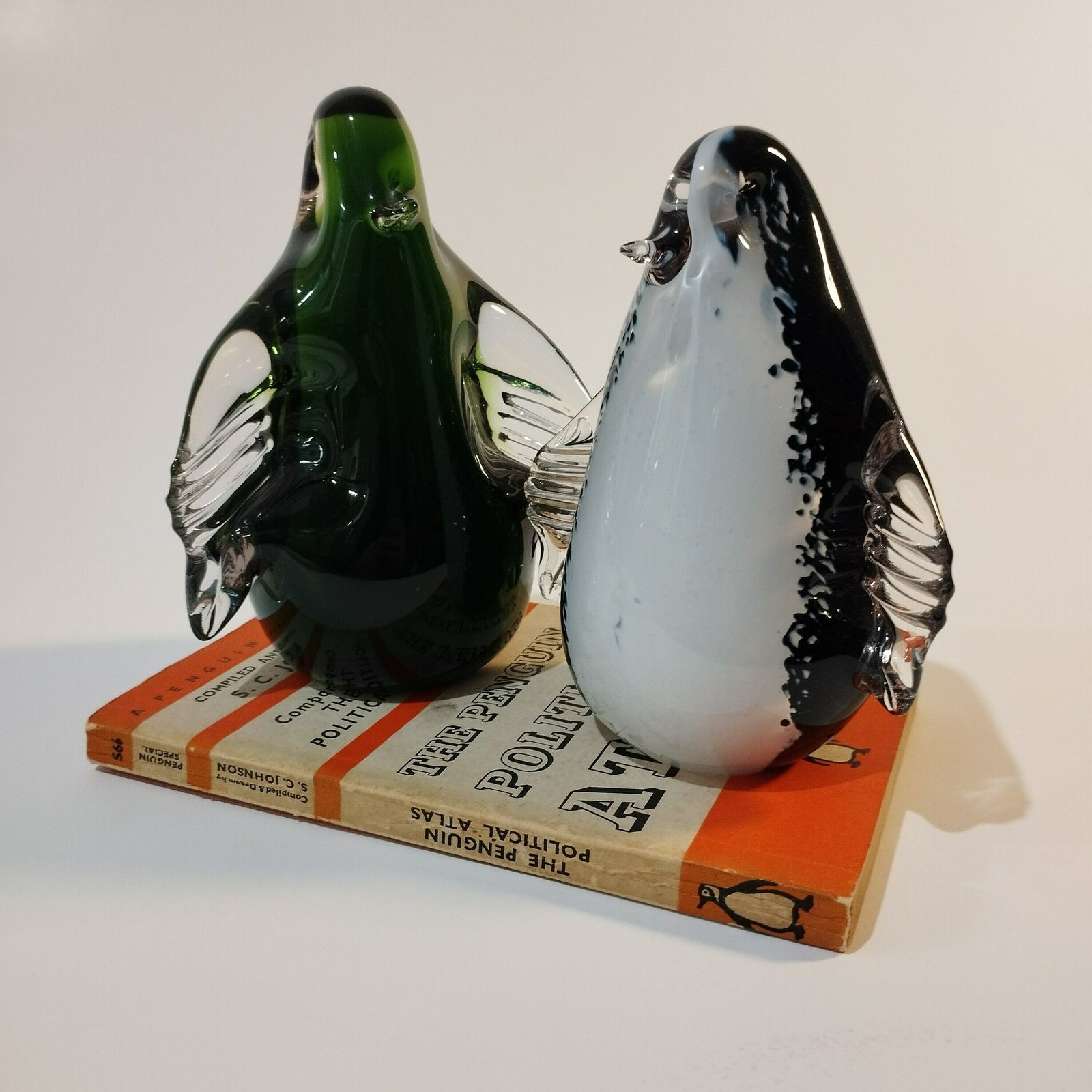 Wedgwood Large Green Penguin Ornament/Paperweight photo vinterior